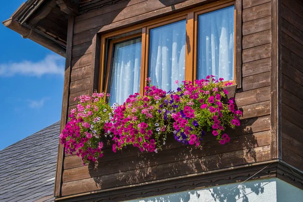 Mezanino Madeira Uma Antiga Fazenda Casa Montanha Com Flores Coloridas — Fotografia de Stock