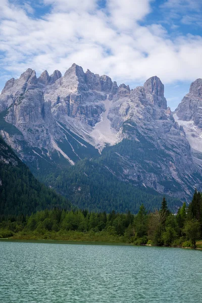 南チロルの夏にドロミテの美しい森林の山々に囲まれたイタリアのドルムゼー湖の壮大な景色 旅行と自然コンセプト — ストック写真