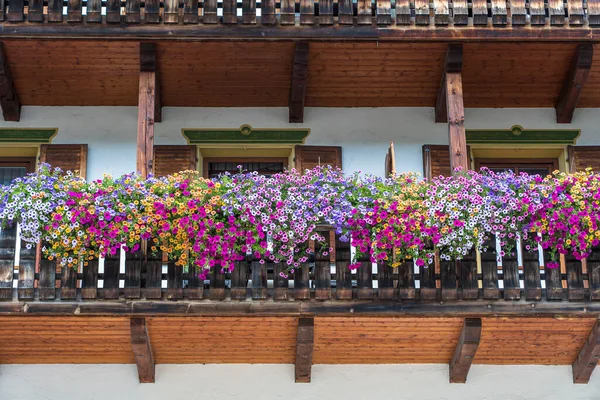 Balcon Bois Une Ancienne Ferme Montagne Avec Des Fleurs Colorées — Photo