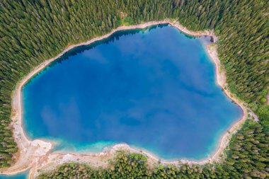 Kara Göl veya Crno Jezero, kuzey Karadağ. Avrupa 'nın Zabljak kenti yakınlarındaki Durmitor Milli Parkı' nda 1416 metre yüksekliğinde bir buzul gölüdür. Hava fotoğrafçılığı