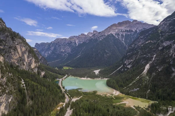 南チロルの夏にドロミテの美しい森林の山々に囲まれたイタリアのドルムゼー湖の壮大な景色 旅行と自然コンセプト — ストック写真