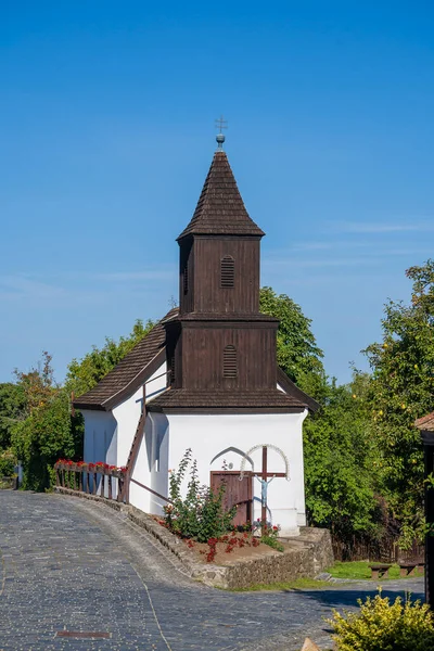 Traditional Old Church Martin Street Ethnic Village Holloko Hungary — Stock Photo, Image