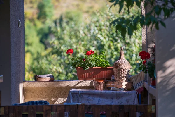 Blomkruka Glaskaraff Ett Skyddande Korgkåpa Ett Bord Nära Hemmet Gården — Stockfoto