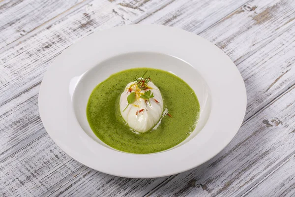 Sauce Verte Avec Oeuf Poché Dans Une Assiette Blanche Fermer — Photo