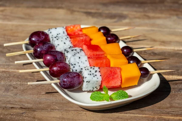 Färsk Tropisk Frukt Vindruvor Mango Vattenmelon Och Pitahaya Spett Vit — Stockfoto