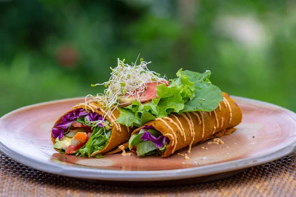 Cenoura Vegan Crua Rolo Envoltório Cominho Recheado Com Alface Tomate — Fotografia de Stock