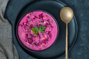 Soğuk yaz pancar çorbası, salatalık, haşlanmış yumurta, siyah kasede turp, yakın çekim, üst manzara.