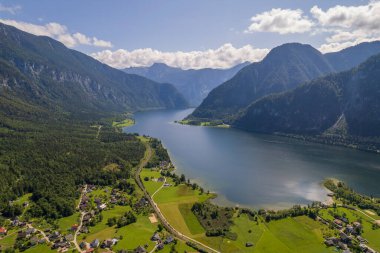 Hallstatter 'in havadan görünüşü ya da Hallstatt Gölü ve büyük dağlar Avusturya' daki Hallstatt köyünün yanında, seyahat ve doğa konsepti