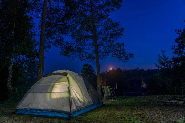 Touristische Zeltbeleuchtung Bei Nacht Wildheit Reise Und Naturkonzept — Stockfoto