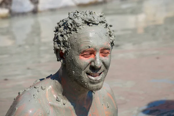 Leczenie Błotem Dalyan Turcji Portret Szczęśliwy Człowiek Który Bierze Kąpiel — Zdjęcie stockowe