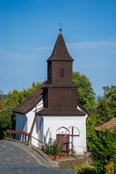 Tradiční Starý Kostel Martina Ulici Etnické Obci Holloko Maďarsko — Stock fotografie