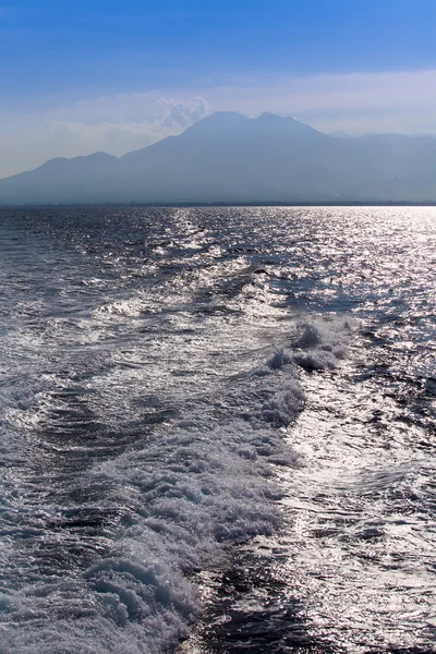 Ozean Meer mit schnellen Yachtboot aufwachen Schaum der Requisite waschen — Stockfoto