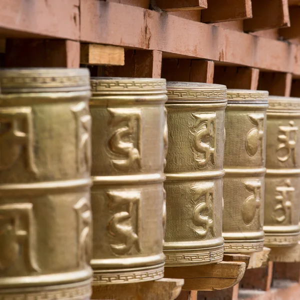 Buddhistische Gebetsmühlen im tibetischen Kloster mit geschriebenem Mantra. Indien, himalaya, ladakh — Stockfoto