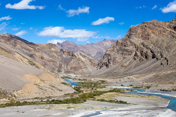 Himalayan landscape in Himalayas along Manali-Leh highway. Himachal Pradesh, India — Stock Photo, Image