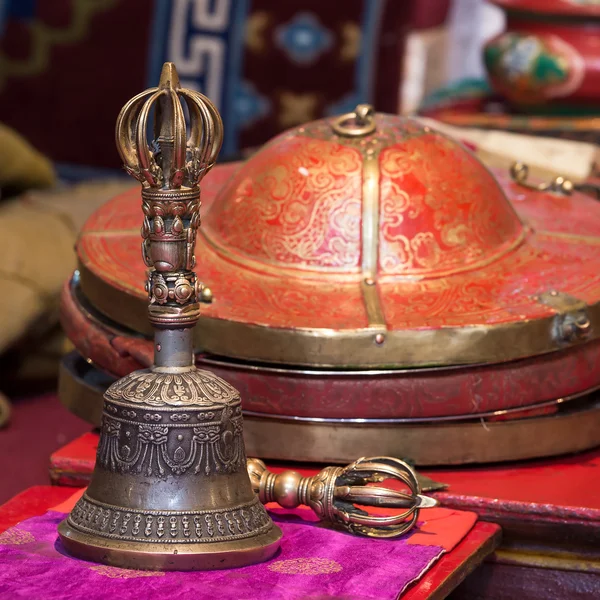 Tibetisches buddhistisches Stillleben - Vajra und Glocke. likir gompa, ladakh, indien. — Stockfoto