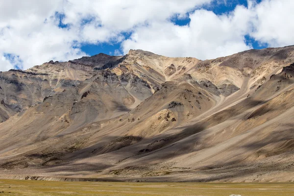 Paisaje del Himalaya en Himalaya a lo largo de la carretera Manali-Leh. Himachal Pradesh, India — Foto de Stock