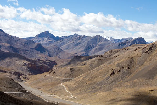 Himalayan landscape in Himalayas along Manali-Leh highway. Himachal Pradesh, India — Stock Photo, Image