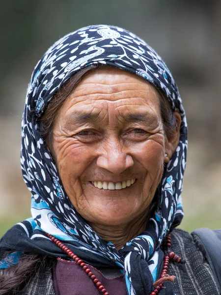 Old unidentified local woman in Leh. India — Stock Photo, Image