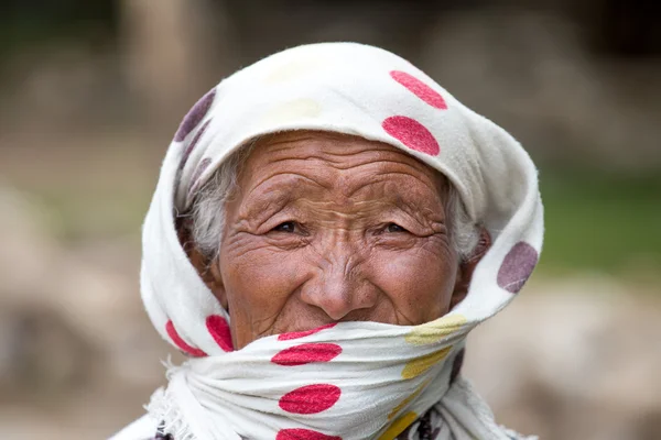 Old unidentified local woman in Leh. India — Stock Photo, Image