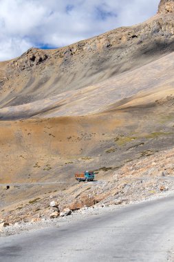 Kamyon üzerinde yüksek irtifa Manali - Leh road, Hindistan