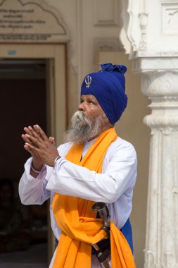 Amritsar, Pencap, Hindistan altın tapınağı ziyaret Sih adam.