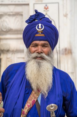 Amritsar, Pencap, Hindistan altın tapınağı ziyaret Sih adam.
