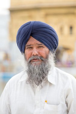 Amritsar, Pencap, Hindistan altın tapınağı ziyaret Sih adam.
