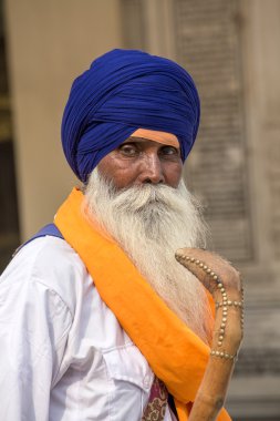 Amritsar, Pencap, Hindistan altın tapınağı ziyaret Sih adam.
