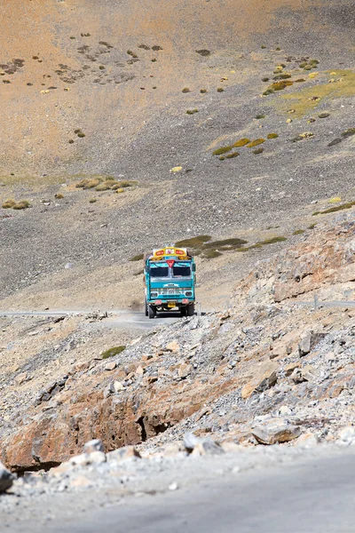 Truck on the high altitude Manali - Leh road , India — Stock Photo, Image