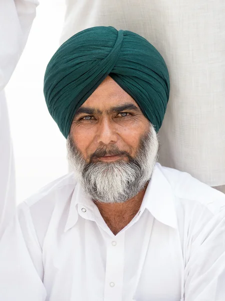 Hombre sij visitando el Templo de Oro en Amritsar, Punjab, India . —  Fotos de Stock