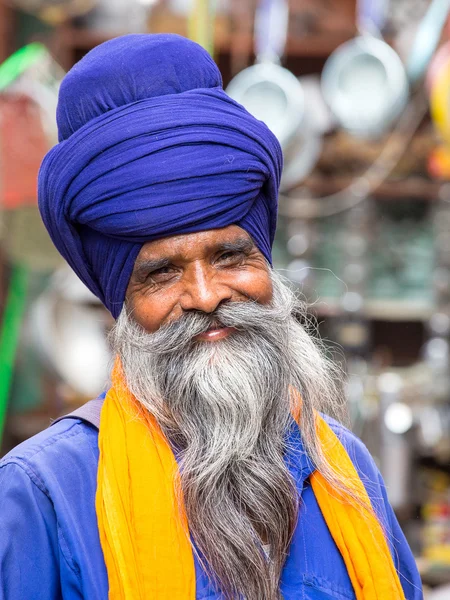 Homem sikh visitando o Templo de Ouro em Amritsar, Punjab, Índia . — Fotografia de Stock