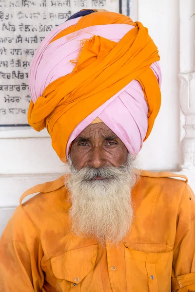 Sikh uomo in visita al Tempio d'Oro di Amritsar, Punjab, India . — Foto Stock