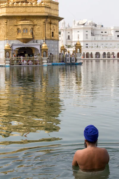 Homme sikh visitant le temple d'or à Amritsar, Punjab, Inde . — Photo