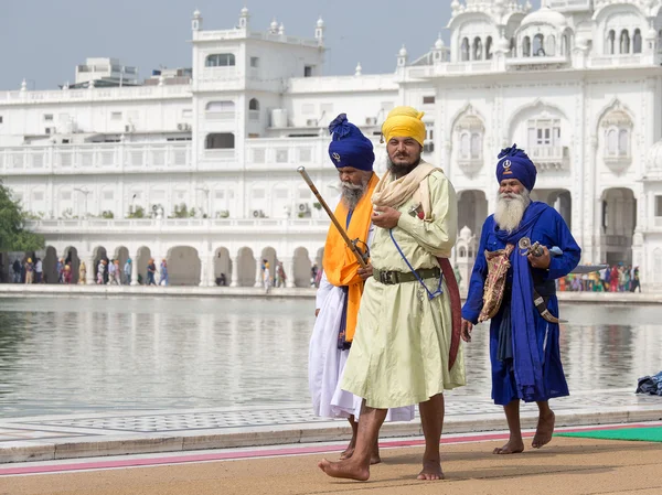 Homem sikh visitando o Templo de Ouro em Amritsar, Punjab, Índia . — Fotografia de Stock