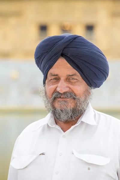 Homme sikh visitant le temple d'or à Amritsar, Punjab, Inde . — Photo