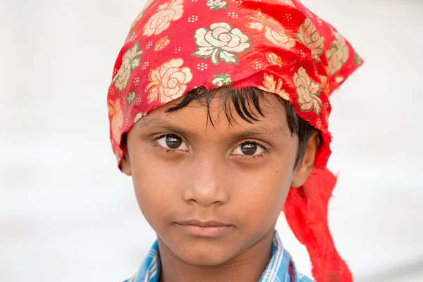 Sikh jongen een bezoek aan de gouden tempel in Amritsar, Punjab, India. — Stockfoto