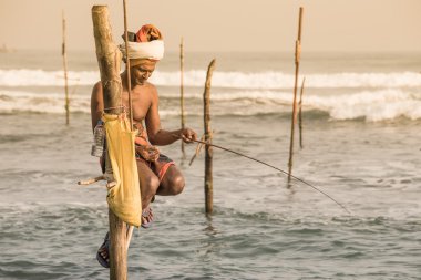 Yerel balıkçılar benzersiz tarzı Balık tutma. Sri Lanka