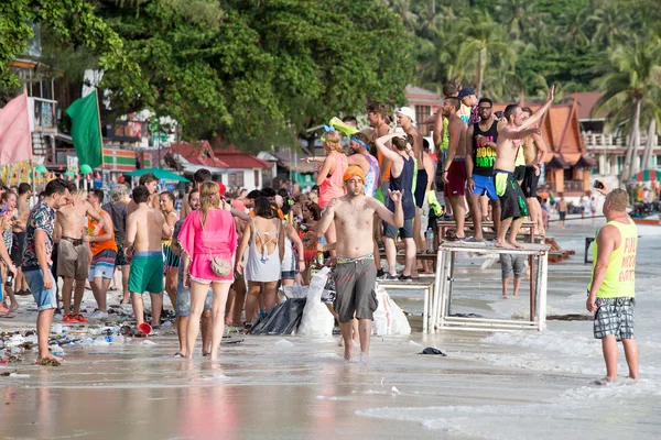 Pláž Haad Rin během úplňkové party v ostrově Koh Phangan, Thajsko — Stock fotografie