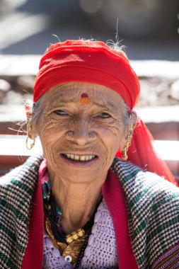 Yaşlı kadın Manali, Hindistan