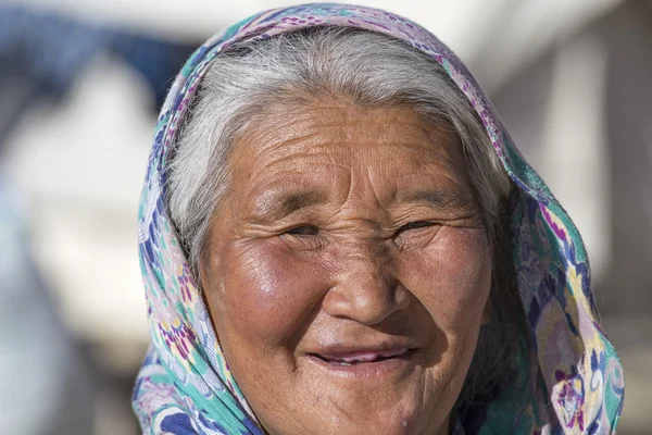 Oude lokale vrouw in Ladakh. India — Stockfoto