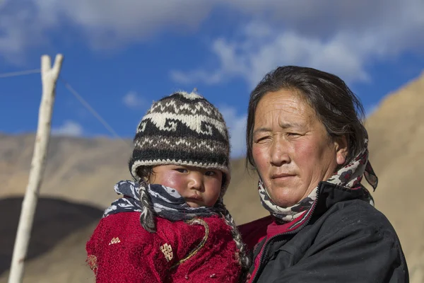 Stary miejscową kobietę z dzieckiem w Ladakhu. Indie — Zdjęcie stockowe