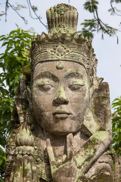 Escultura tradicional de piedra en el templo de Ubud, Bali, Indonesia —  Fotos de Stock