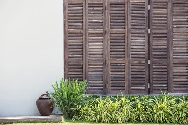 Фон біла стіна з рельєфними дерев'яними дверима в тропічному будинку — стокове фото