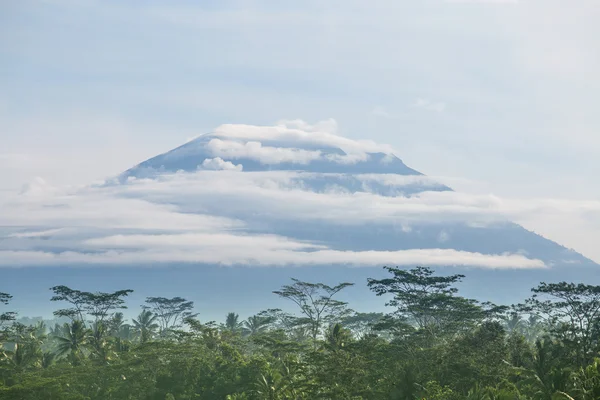 Vulcão nas nuvens na ilha de Bali, Indonésia — Fotografia de Stock