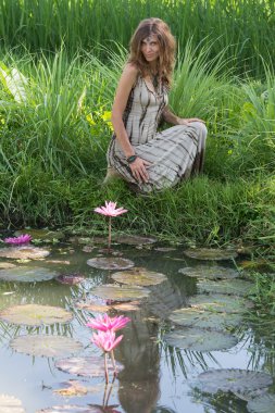 Güzel kız doğada, yakın çekim