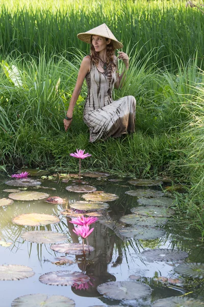 Hermosa chica en la naturaleza, de cerca — Foto de Stock