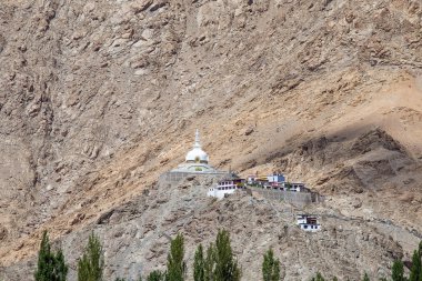 Uzun boylu Shanti Stupa Leh, Ladakh, Hindistan içinde