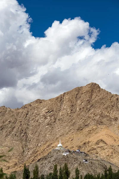 Uzun boylu Shanti Stupa Leh, Ladakh, Hindistan içinde — Stok fotoğraf