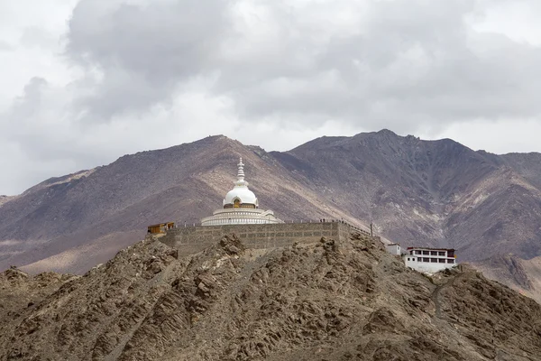 Uzun boylu Shanti Stupa Leh, Ladakh, Hindistan içinde — Stok fotoğraf