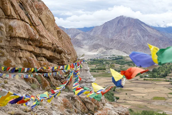 Un montón de banderas de oración budistas de colores en la Stupa cerca de Takthok gompa, monasterio budista en Ladakh, Jammu & Cachemira, India —  Fotos de Stock